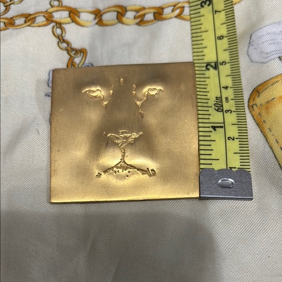 Gold Lion Face Brooch - Picture 4 of 4